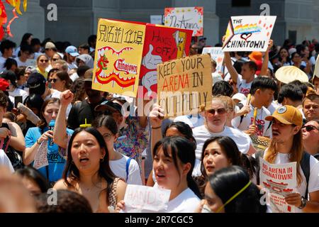 10. Juni 2023, Philadelphia. Keine Arena in Chinatown protestmarsch. Im Rathaus versammeln sich die Leute gegen das Sixers-Stadion (siehe Add'l Info). Stockfoto