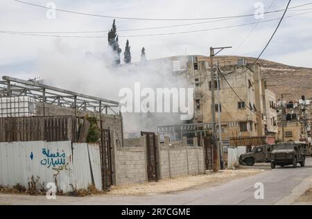 Nablus, Palästina. 13. Juni 2023. Rauch steigt aus einem Haus, nachdem es von der israelischen Armee bombardiert wurde, während des Sturms des Flüchtlingslagers Balata östlich von Nablus im besetzten Westjordanland. Die israelische Armee überfiel das Flüchtlingslager Balata, stürmte ein Haus und bombardierte es, ein 19 Jahre alter Palästinenser wurde getötet und viele von ihnen wurden verwundet. (Kreditbild: © Nasser Ishtayeh/SOPA Images via ZUMA Press Wire) NUR REDAKTIONELLE VERWENDUNG! Nicht für den kommerziellen GEBRAUCH! Stockfoto