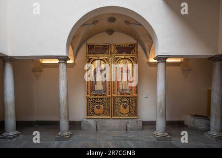 Innenhof des Palastes Madrasa (Palacio de la Madraza) mit Tür der Heiligen Caecilius und Gregory von Elvira - Granada, Andalusien, Spanien Stockfoto