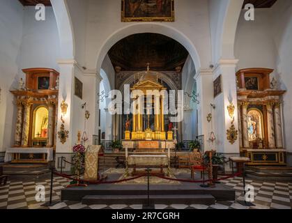 Granada, Spanien - 6. Juni 2019: Das Innere der Kirche St. Peter und St. Paul (Iglesia de San Pedro y San Pablo) - Granada, Andalusien, Spanien Stockfoto