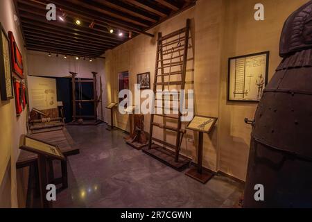 Leitergestell und Folterinstrumente im Inquisition Museum im Palast der Vergessenen (Palacio de los Olvidados) - Granada, Andalusien, Spanien Stockfoto