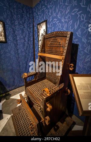 Verhörstuhl (oder Eiserner Stuhl) - Instrument of Folture im Inquisition Museum im Palast der Vergessenen - Granada, Spanien Stockfoto