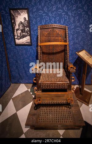 Verhörstuhl (oder Eiserner Stuhl) - Instrument of Folture im Inquisition Museum im Palast der Vergessenen - Granada, Spanien Stockfoto