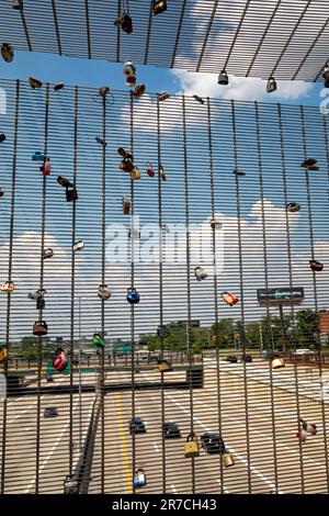 Detroit, Michigan - Love Locks auf der Bagley-Fußgängerbrücke über die Interstate 75 in Mexicantown. Stockfoto