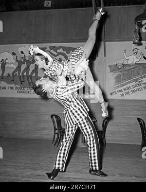 Vereinigte Staaten: Juli 1944. Die Tänzer Willard Van Simons und Joan McCracken in einer lebhaften Vorstellung. Stockfoto