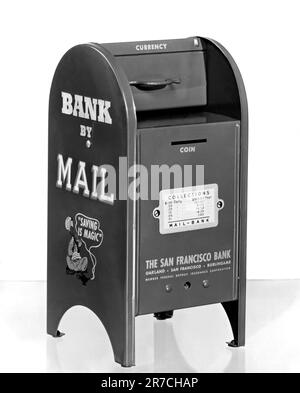 Vereinigte Staaten: c. 1955. Eine persönliche Sparkasse in Form eines Briefkastens, den die San Francisco Bank an Kunden verschenkt, um Einsparungen zu fördern. Wenn das Konto geschlossen wurde, muss der Kunde die Bank zurückgeben oder ihm werden zwei Dollar für die Bank in Rechnung gestellt Stockfoto