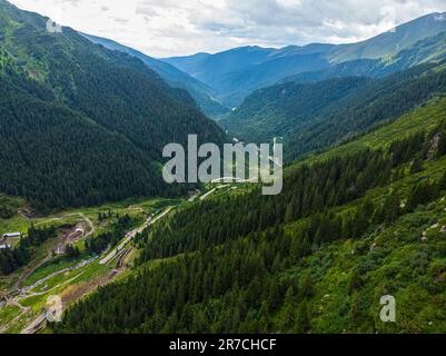 Rumänien. Fagaras Gebirgskette. Bergautobahn Transfagarasch. Eine der schönsten Straßen der Welt. Beliebte Touristenroute. Drohne. Luftaufnahme Stockfoto