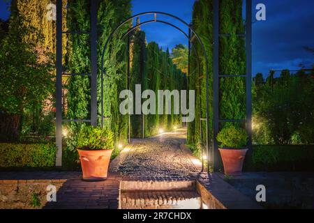 Generalife Gärten der Alhambra bei Nacht - Granada, Andalusien, Spanien Stockfoto