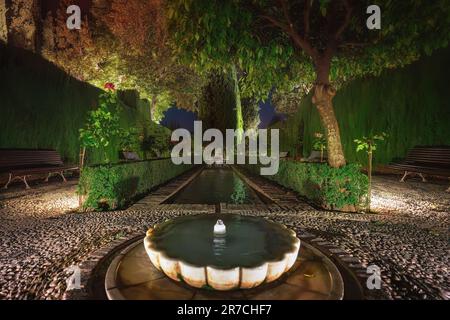 Generalife Gärten der Alhambra bei Nacht - Granada, Andalusien, Spanien Stockfoto