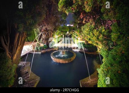 Brunnen in den Gärten des Generalife der Alhambra bei Nacht - Granada, Andalusien, Spanien Stockfoto