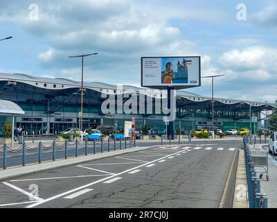 Prag, Böhmen - CZ – 2. Juni 2023 Landschaftsansicht des Terminals 1 des internationalen Flughafens Václav Havel Stockfoto