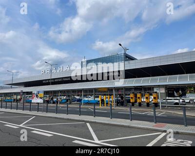 Prag, Böhmen - CZ – 2. Juni 2023 Landschaftsansicht des Terminals 1 des internationalen Flughafens Václav Havel Stockfoto