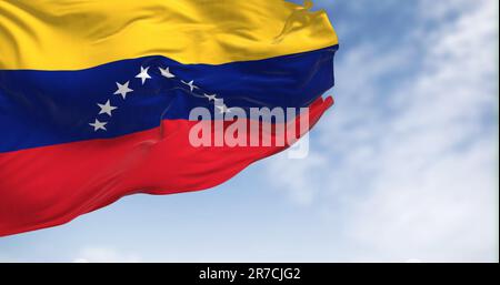 Venezuela Nationalflagge, die an klaren Tagen im Wind wehte. Dreifarbig aus Gelb, Blau und Rot mit einem Bogen aus acht weißen, fünfzackigen Sternen im Cent Stockfoto