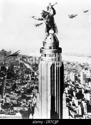 New York, New York, 1933 King Kong, befindet sich auf dem Empire State Building und kämpft in dieser Szene des Filmklassikers „King Kong“ gegen Doppeldecker. Stockfoto