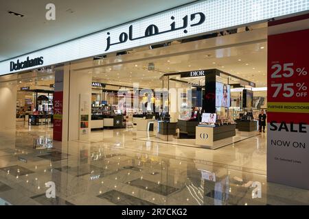 ABU DHABI, VAE - CIRCA JANUAR 2020: Eintritt zum Kaufhaus Debenhams. Stockfoto