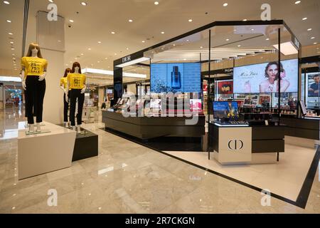 ABU DHABI, Vereinigte Arabische Emirate - CIRCA JANUAR 2020: Innenaufnahme des Kaufhauses Debenhams. Stockfoto