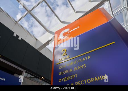 MOSKAU, RUSSLAND - CIRCA SEPTEMBER 2019: Nahaufnahme des Schilds zum Einkaufszentrum Salaris. Stockfoto