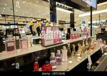 ABU DHABI, Vereinigte Arabische Emirate - CIRCA JANUAR 2020: Ausstellung von Dior-Produkten im Kaufhaus Debenhams. Stockfoto