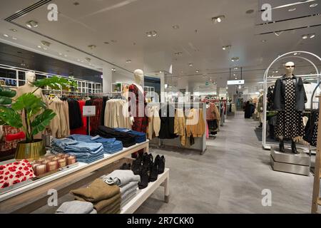 ABU DHABI, Vereinigte Arabische Emirate - CA. JANUAR 2020: Innenaufnahme des H and M-Shops im Einkaufszentrum. Stockfoto