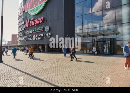 MOSKAU, RUSSLAND - CIRCA SEPTEMBER 2019: Eintritt zum Einkaufszentrum Salaris in Moskau. Stockfoto