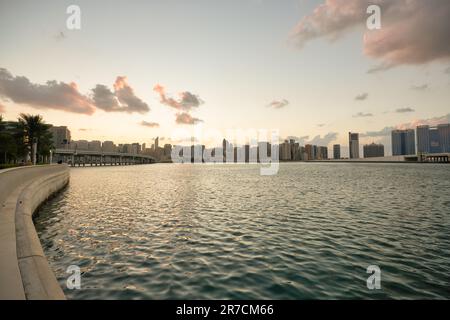 ABU DHABI, Vereinigte Arabische Emirate - CIRCA JANUAR 2020: Abu Dhabi urbane Landschaft. Stockfoto