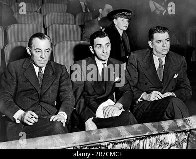 New York, New York: 1948 Komponisten/Produzenten Richard Rodgers, Irving Berlin und Oscar Hammerstein II., mit Choreografin Helen Tamiris hinten, die Hophilen beobachtet, die auf der Bühne des St. James Theatre. Das Foto ist von Al Aumuller. Stockfoto