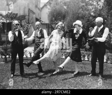Hollywood, Kalifornien: 3. September 1925 Alte Soldaten aus dem Heim bei Hollywood behaupten, dass der neue Charleston-Tanz direkt nach dem Bürgerkrieg entstanden sei. Hier lehren sie die Schauspielerinnen Dorothy McKaill und Joyce Compton die Stufen. Stockfoto
