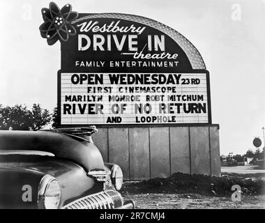 Westbury, New York: 1954. Autokino-Schild mit der Aufschrift „River of No Return“ mit Robert Mitchum und Marilyn Monroe. Stockfoto