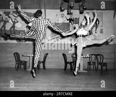 Vereinigte Staaten: Juli 1944. Die Tänzer Willard Van Simons und Joan McCracken in einer lebhaften Vorstellung. Stockfoto