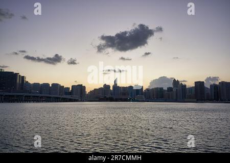 ABU DHABI, Vereinigte Arabische Emirate - CIRCA JANUAR 2020: Abu Dhabi urbane Landschaft. Stockfoto