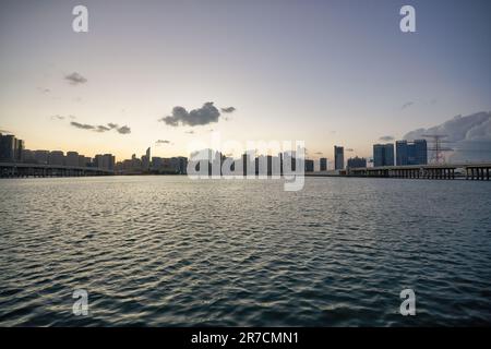 ABU DHABI, Vereinigte Arabische Emirate - CIRCA JANUAR 2020: Abu Dhabi urbane Landschaft. Stockfoto