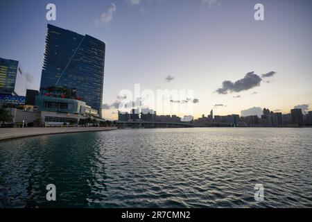 ABU DHABI, Vereinigte Arabische Emirate - CIRCA JANUAR 2020: Abu Dhabi urbane Landschaft. Stockfoto