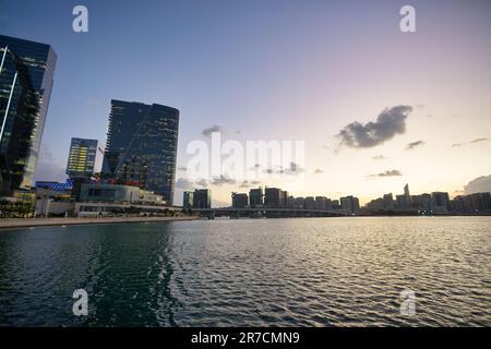 ABU DHABI, Vereinigte Arabische Emirate - CIRCA JANUAR 2020: Abu Dhabi urbane Landschaft. Stockfoto