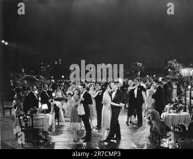 Vereinigte Staaten: ca. 1930 Menschen tanzen draußen auf einer eleganten Party in tropischer Umgebung. Stockfoto