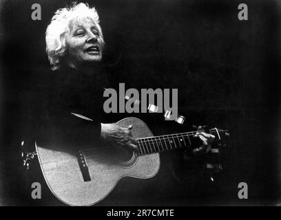 Kalifornien: 1977 Folk-Sängerin, Aktivistin und Songwriterin Malvina Reynolds, wie sie im Film „Love IT Like A Fool“ erscheint. Stockfoto