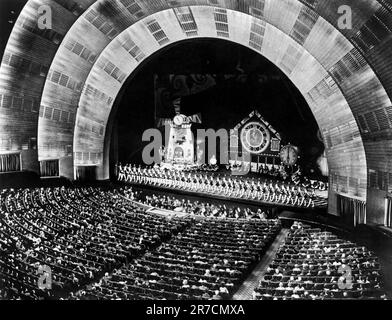 New York, New York 1949 das Auditorium der Radio City Music Hall im Rockefeller Center mit einer Kapazität von 6.200 Personen, die die gefeierten Rockettes beobachten. Stockfoto