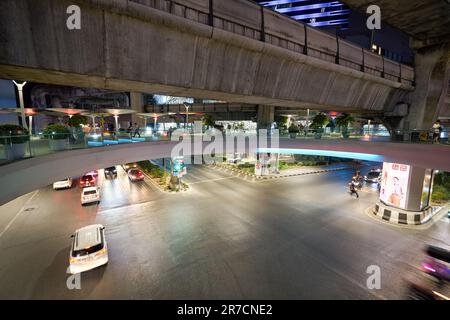 BANGKOK, THAILAND - CIRCA JANUAR 2020: Blick auf Bangkok in der Nacht. Stockfoto