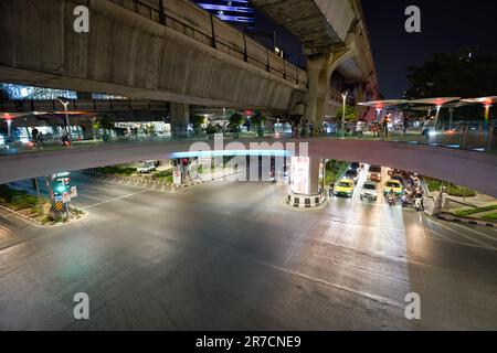 BANGKOK, THAILAND - CIRCA JANUAR 2020: Blick auf Bangkok in der Nacht. Stockfoto