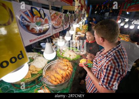 BANGKOK, THAILAND - CIRCA JANUAR 2020: Street Food in Bangkok. Stockfoto