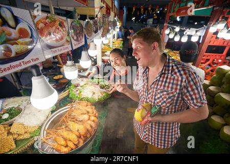 BANGKOK, THAILAND - CIRCA JANUAR 2020: Street Food in Bangkok. Stockfoto
