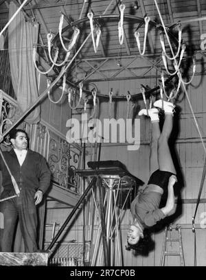 Paris, Frankreich: 26. Januar 1954, Schauspielerin Cora Camoin probt eine Nummer, die sie bei der jährlich stattfindenden French Theater Benefit Show präsentieren wird. Sie wird an der Decke laufen, mit 30 Meter langen Seilen in der Luft. Stockfoto