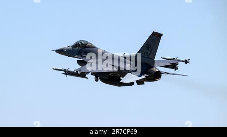 EIN US-AMERIKANISCHER Air Force F-16 Fighting Falcon, dem 52. Kampfflugflügel zugeteilt, startet vom Flugfeld des Luftwaffenstützpunktes Spangdahlem, Deutschland, während Air Defender 23 (AD23), 13. Juni 2023. Die 480. Fighter Generation Squadron ist die einzige aktive Air Force Fighter Unit, die an der von Deutschland geführten kollektiven Verteidigungsübung teilnimmt. Die USA haben sich verpflichtet, eine glaubwürdige und dauerhafte Präsenz in Europa aufrechtzuerhalten. Die in den letzten 74 Jahren aufgebauten Beziehungen bilden eine solide Grundlage mit strategischem Zugang, um auf Bedrohungen gegen die Vereinigten Staaten sowie Bedrohungen für unsere NATO-Verbündeten und zu reagieren Stockfoto