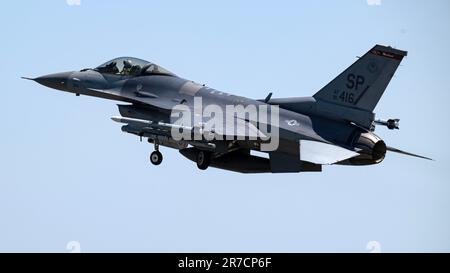 EIN US-AMERIKANISCHER Air Force F-16 Fighting Falcon, dem 52. Kampfflugflügel zugewiesen, startet von der Fluglinie am Luftwaffenstützpunkt Spangdahlem, Deutschland, während Air Defender 23 (AD23), 13. Juni 2023. Die 480. Generation Staffel ist die einzige aktive Luftwaffeneinheit, die an der von Deutschland angeführten kollektiven Verteidigungsübung teilnimmt. Die USA haben sich verpflichtet, eine glaubwürdige und dauerhafte Präsenz in Europa aufrechtzuerhalten. Die in den letzten 74 Jahren aufgebauten Beziehungen bilden eine solide Grundlage mit strategischem Zugang, um auf Bedrohungen gegen die Vereinigten Staaten sowie auf Bedrohungen für unsere NATO-Verbündeten und -Partner zu reagieren. Stockfoto