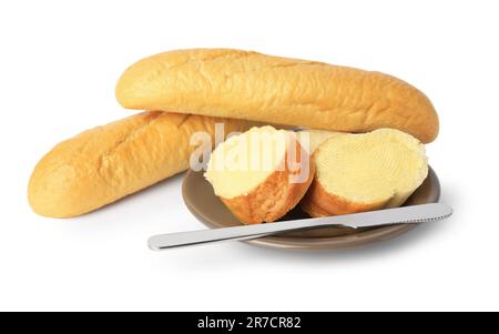 Ganze und geschnittene Baguettes mit frischer Butter auf weißem Hintergrund Stockfoto