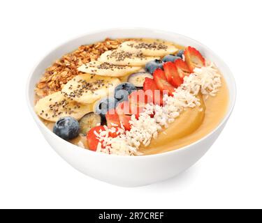 Köstliche Smoothie-Schüssel mit frischen Beeren, Banane, Kokosflocken und Müsli auf weißem Hintergrund Stockfoto