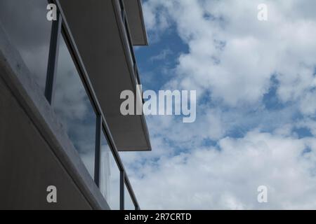 Las Vegas, Nevada Details der Balkons der Allure High-Rise Luxuswohnungen auf der Sahara Avenue. Stockfoto