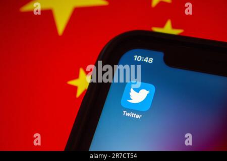 Vancouver, KANADA - Jun 14 2023 : Twitter-Ikone auf einem iPhone mit chinesischer Flagge. Bild des Konzepts von Twitter und China Stockfoto