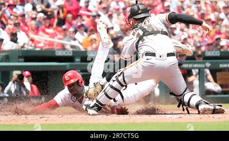 St. Louis, Usa. 14. Juni 2023. St. Louis Cardinals Jordan Walker wurde vom San Francisco Giants Catcher Patrick Bailey im dritten Inning im Busch Stadium in St. auf dem Heimschild markiert Louis am Mittwoch, den 14. Juni 2023. Foto: Bill Greenblatt/UPI Credit: UPI/Alamy Live News Stockfoto