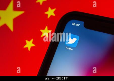 Vancouver, KANADA - Jun 14 2023 : Twitter-Ikone auf einem iPhone mit chinesischer Flagge. Bild des Konzepts von Twitter und China Stockfoto