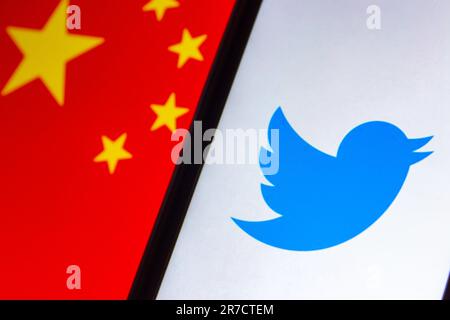 Vancouver, KANADA - Juni 14 2023 : Twitter-Logo auf einem iPhone auf chinesischer Flagge. Bild des Konzepts von Twitter und China Stockfoto